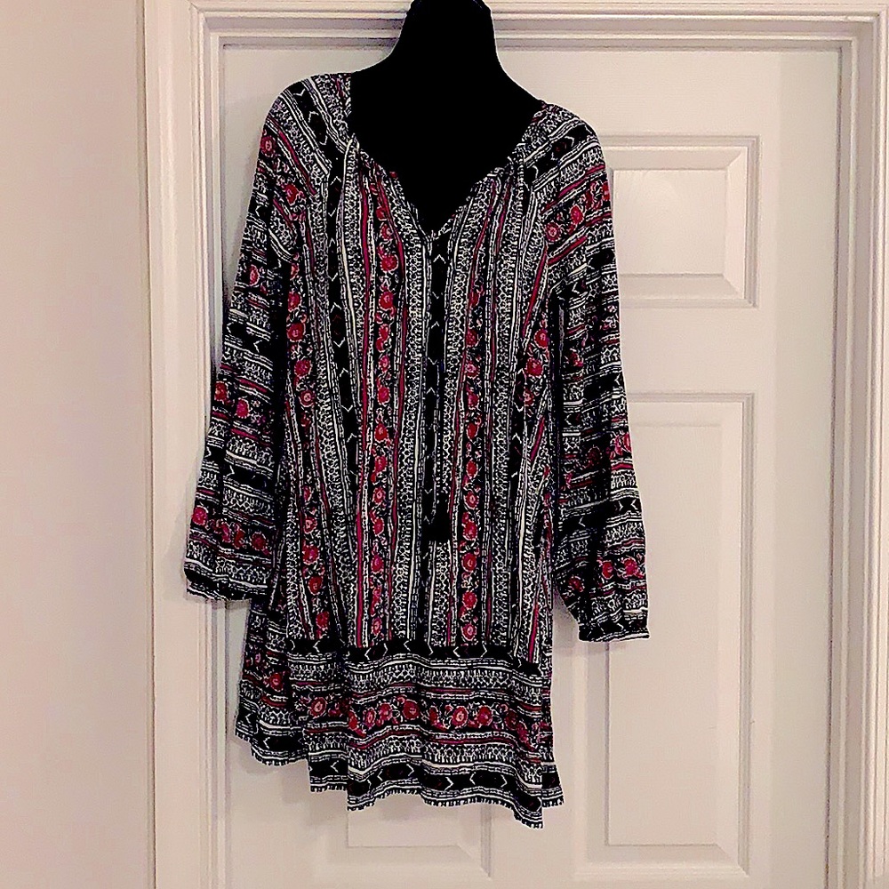 Express top in great condition with colors red, black and white.